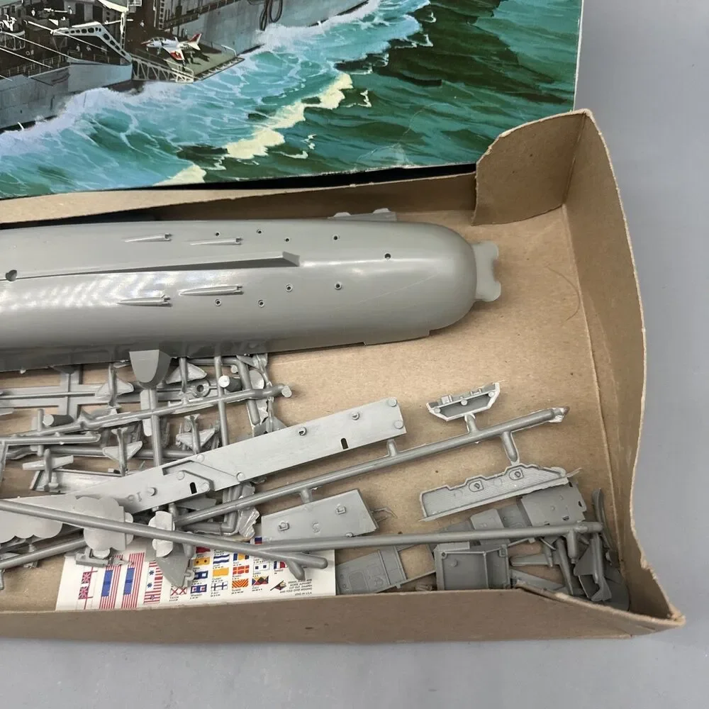 Vintage 1975 Revell USS Lexington Aircraft Carrier Model Kit H-444 20